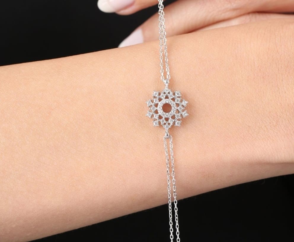 سوار فضي بتصميم أنيق